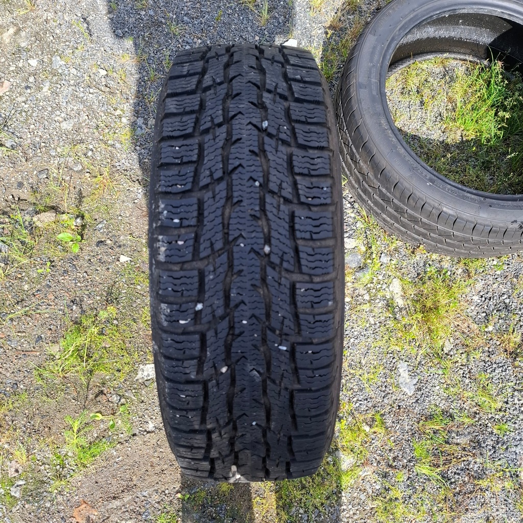 215/60R17C 109/107R Nokian Tyres Hakkapeliitta CR3 Käytetty kitkarengas 8-9mm DOT-21