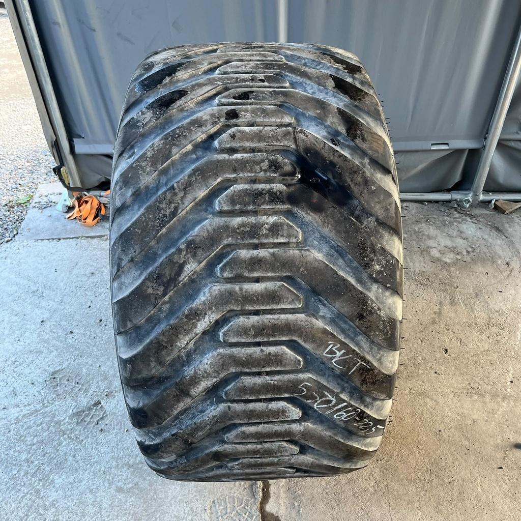 550/60-22.5 16PR BKT FLOTATION V-Line Käytetty perävaunun rengas (Korjattu, Asennus sisärenkaalla)