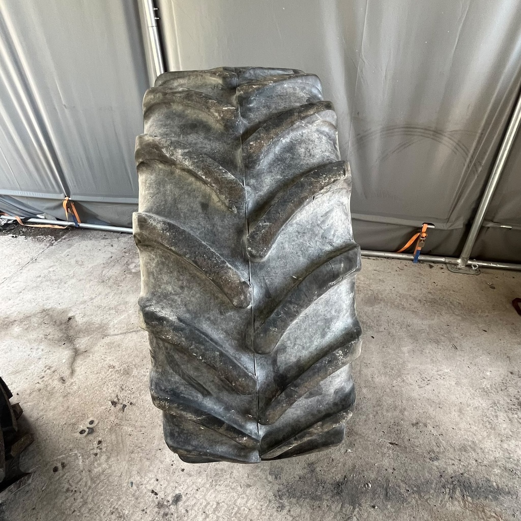 540/65R28 142D FireStone Performer 65 Käytetty rengas 30mm Tubeless (Paistokorjattu)