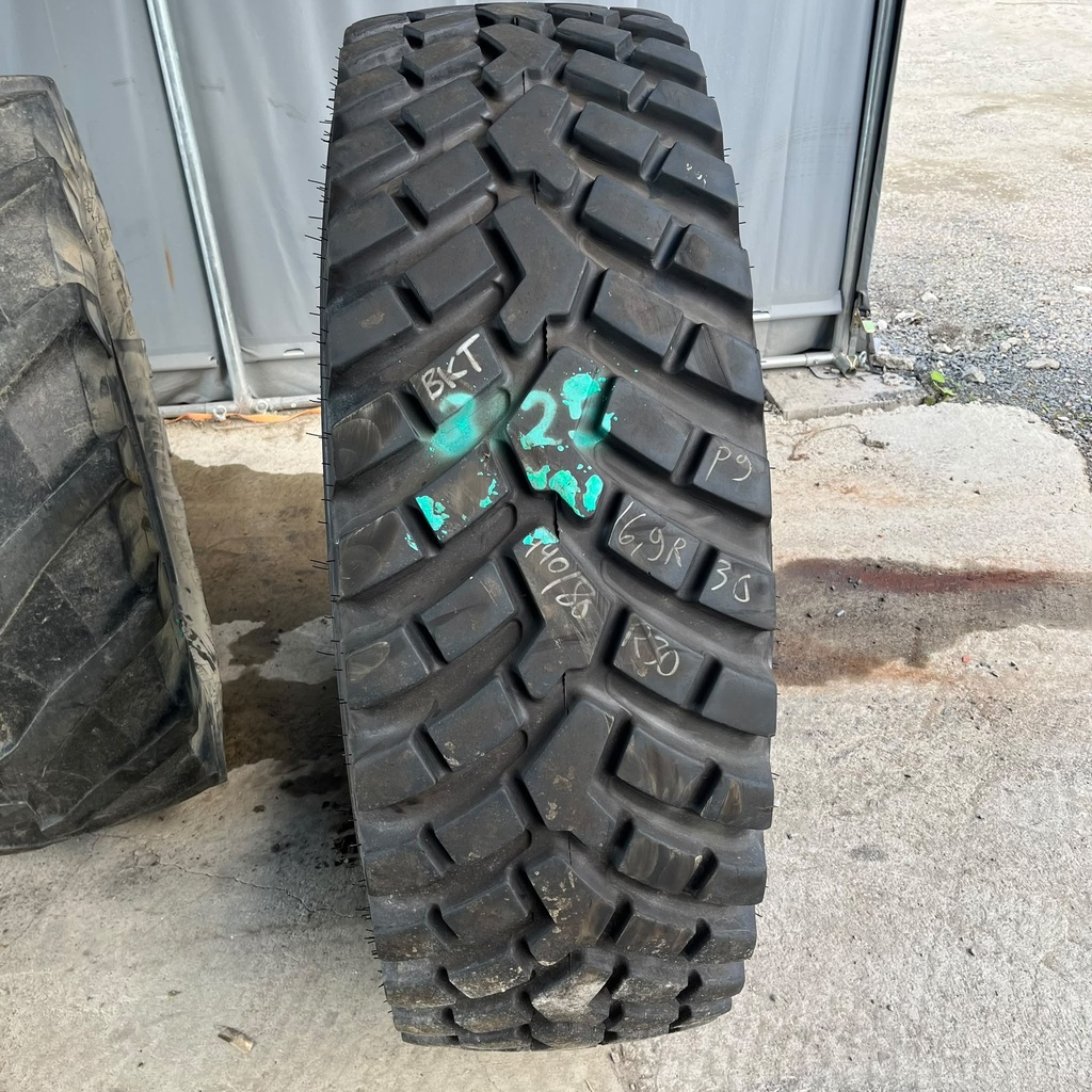 440/80R30 (16.9R30) 153D BKT Ridemax IT-696 Käytetty palapintarengas 18mm DOT-20 Tubeless (Paistokorjattu)