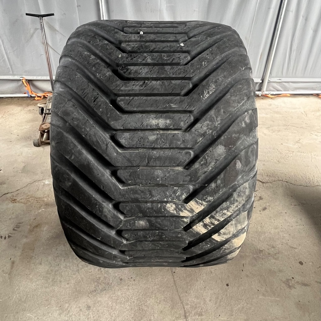 700/50-26.5 16PR BKT Flotation 648 Käytetty perävaunun rengas 19mm DOT-02 (Asennus sisärenkaalla)