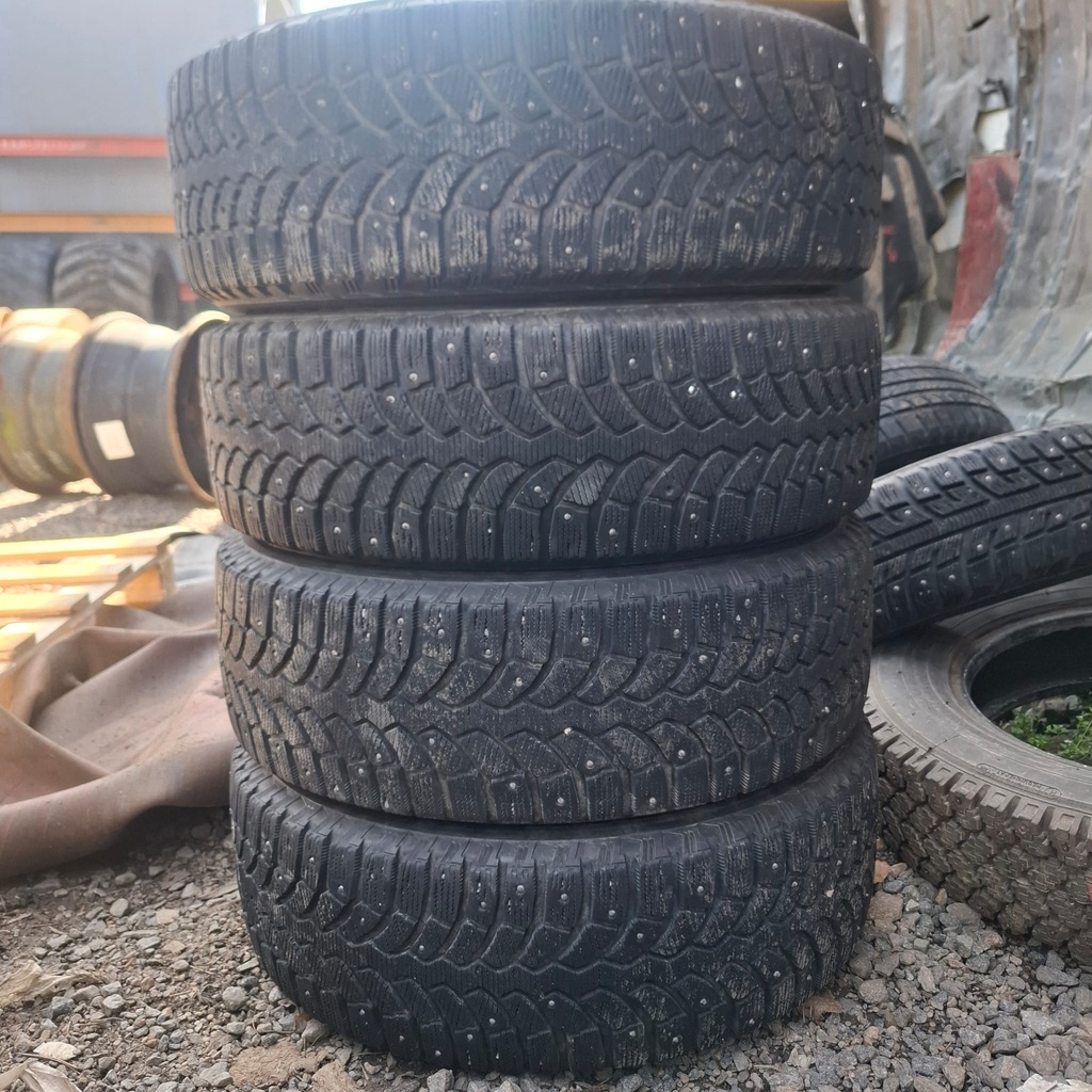 195/65R15 95T Bridgestone Blizzak Spike-01 Käytetty nastarengas 6-7mm DOT-13 ja -15