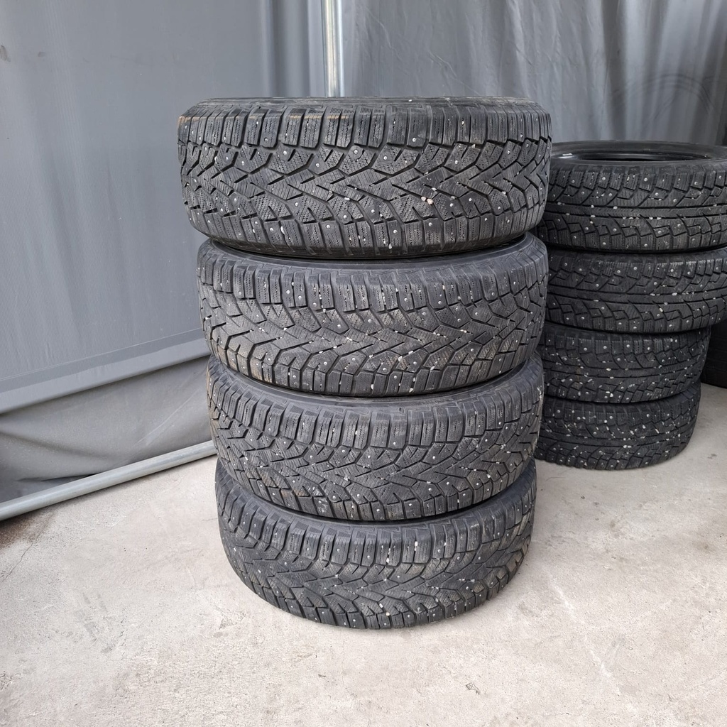 215/65R16 102T XL General Grabber Käytetty nastarengas 6-7mm DOT-17
