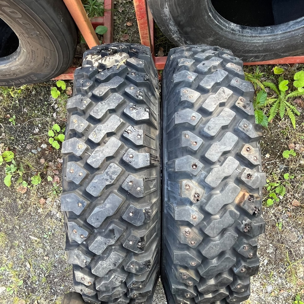 7.50R16C 10PR Michelin 4x4 Käytetty KA-rengas veto 11mm DOT-03 Nastoilla (Pientä kuivumaa)