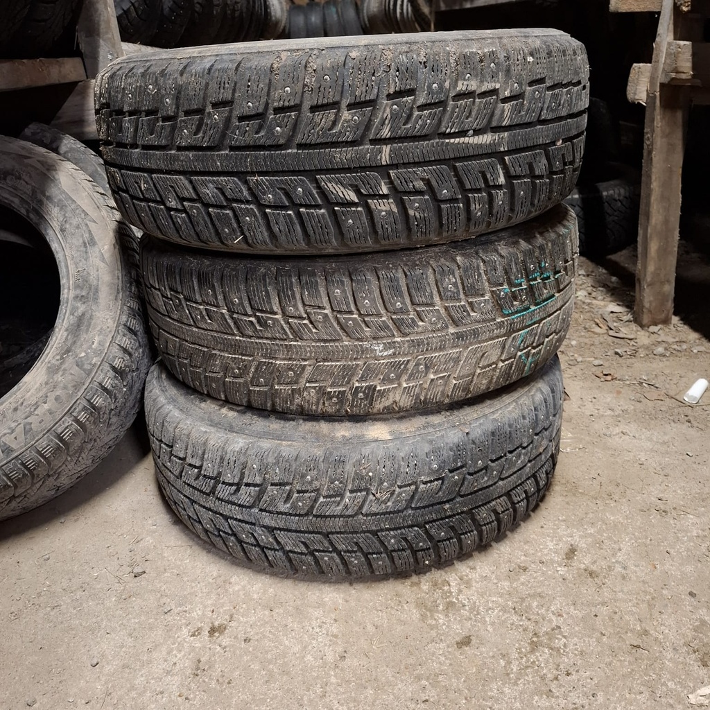 205/60R16 96T XL Kumho I'zen KW22 Käytetty nastarengas 5-7mm DOT-11