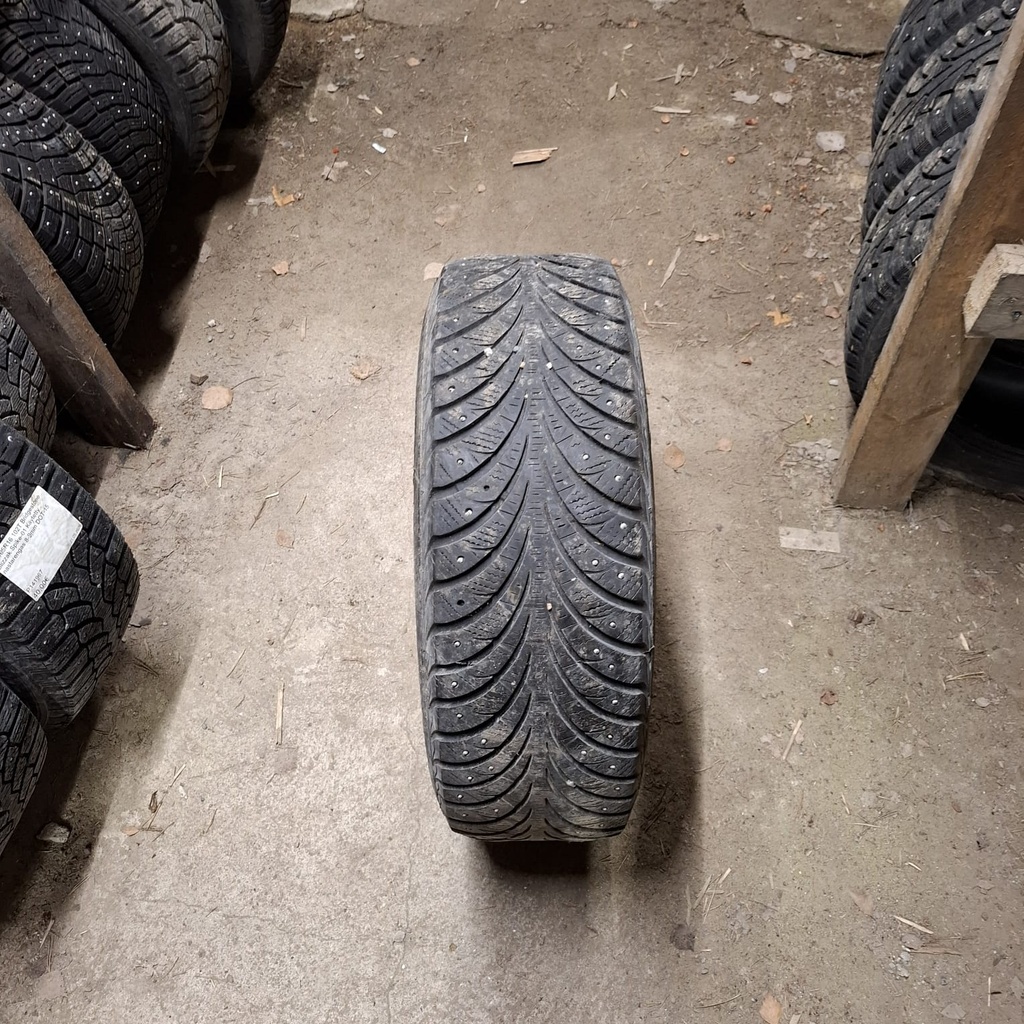 215/65R16 98T Goodyear Ultragrip Extreme Käytetty nastarengas 5mm DOT-11