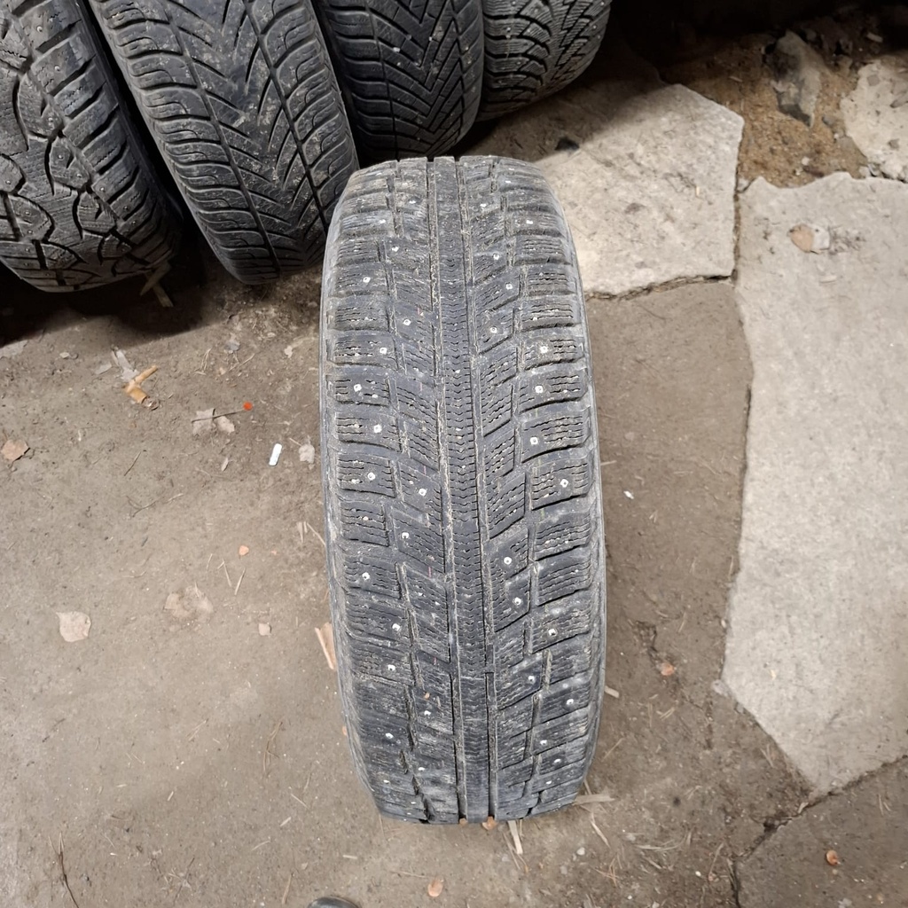 215/65R16 98T Kumho I'Zen KW22 Käytetty nastarengas 5mm DOT-13