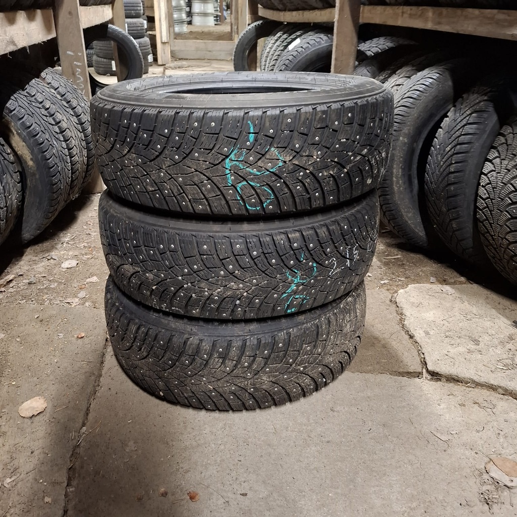 215/65R16 102T XL Triangle Icelynx TI501 Käytetty nastarengas 6-6,5mm DOT-20