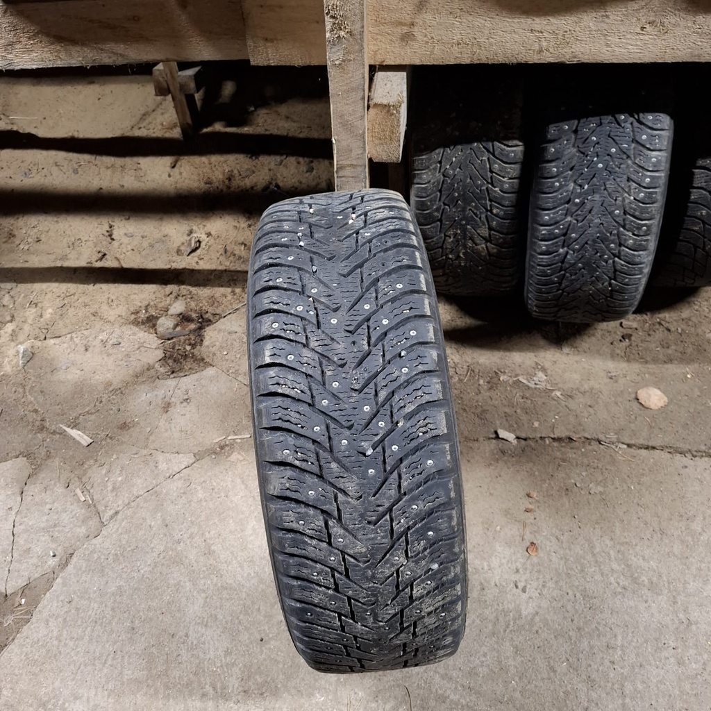 215/65R16 102T XL Nokian Hakkapeliitta 8 SUV Käytetty nastarengas 6mm DOT-15