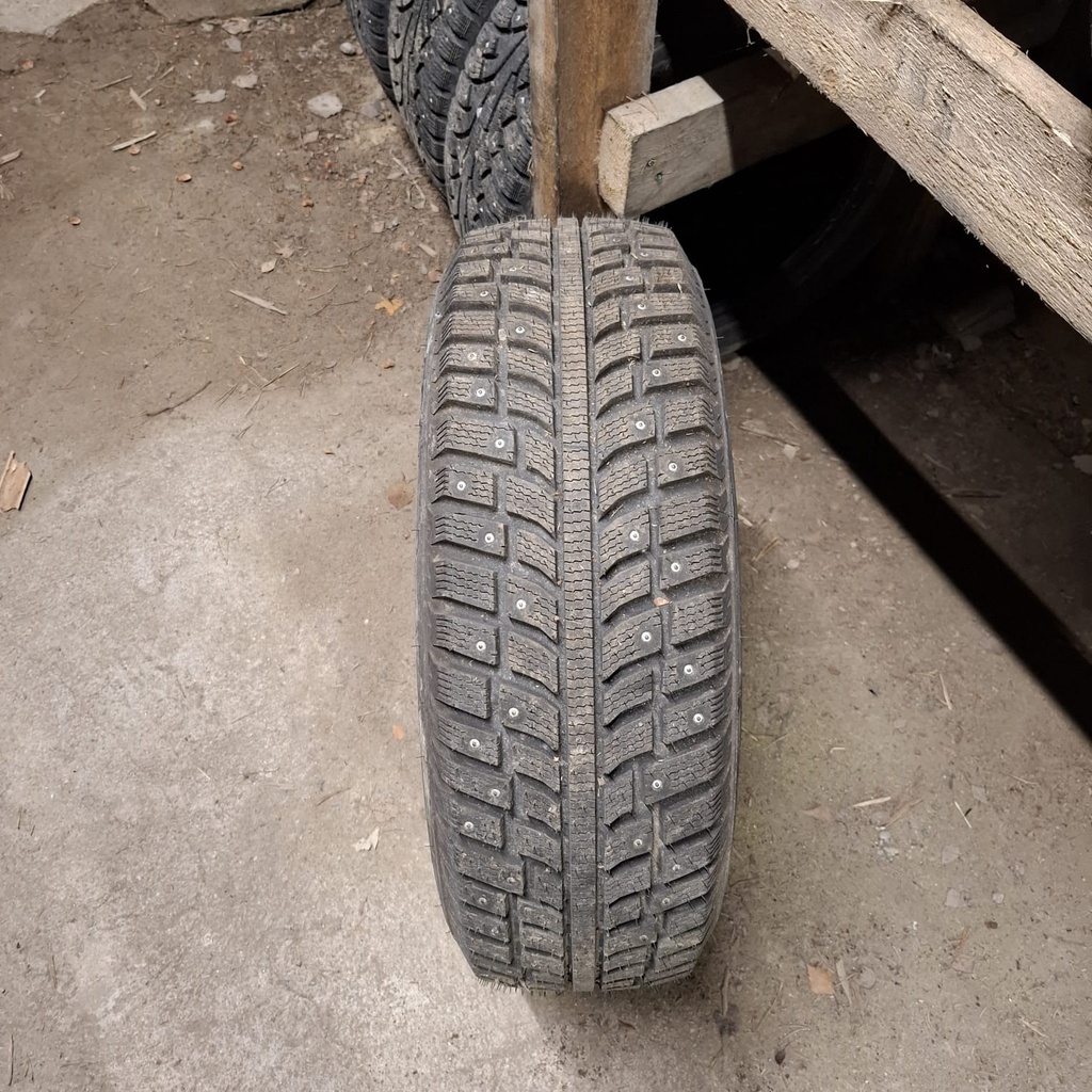 215/65R16 102T XL Bridgestone Noranza Käytetty nastarengas 8mm DOT-06