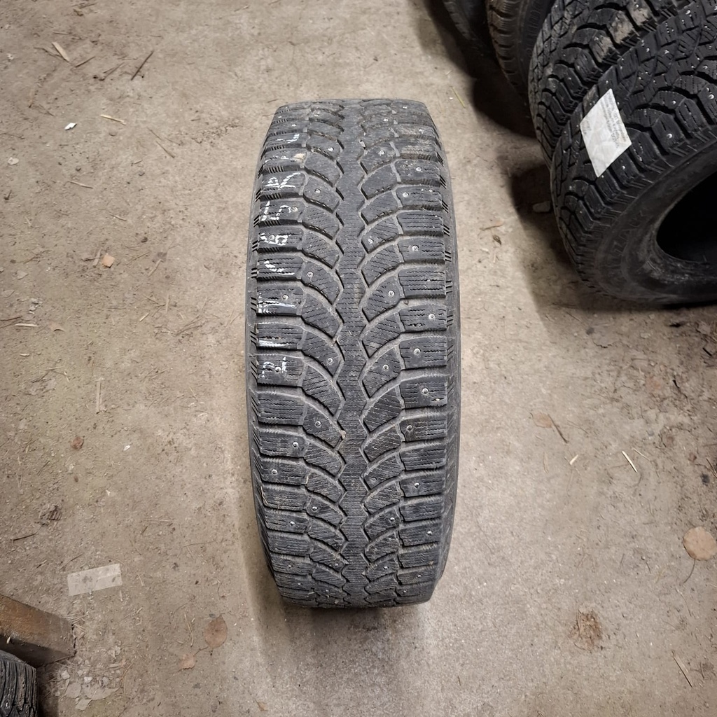 215/65R16 102T Bridgestone Blizzak Spike-01 Käytetty nastarengas 6mm DOT-14