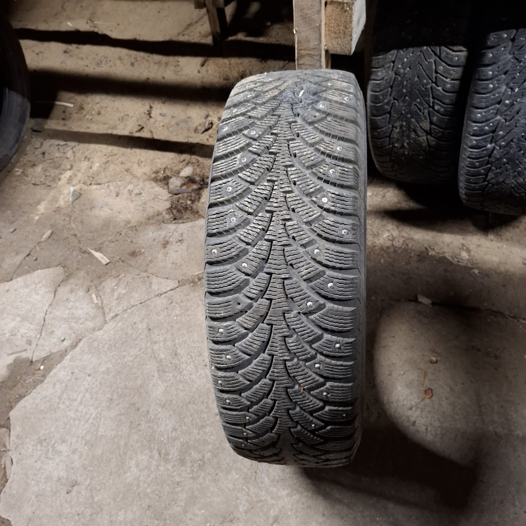 215/65R16 102T XL Nokian Hakkapeliitta 4 Käytetty nastarengas 7mm DOT-05