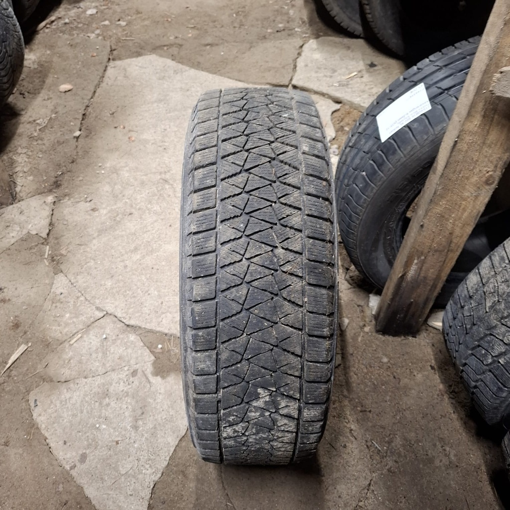 215/65R16 98S Bridgestone Blizzak DM-V2 Käytetty kitkarengas 6mm DOT-16