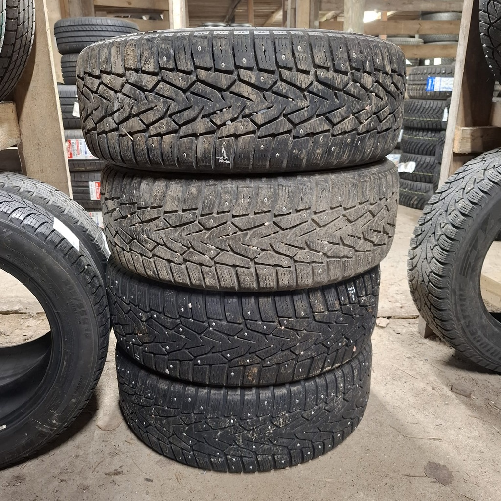 215/65R16 102T XL Nokian Hakkapeliitta 7 Käytetty nastarengas 5,5-7,5mm DOT-11 ja -12