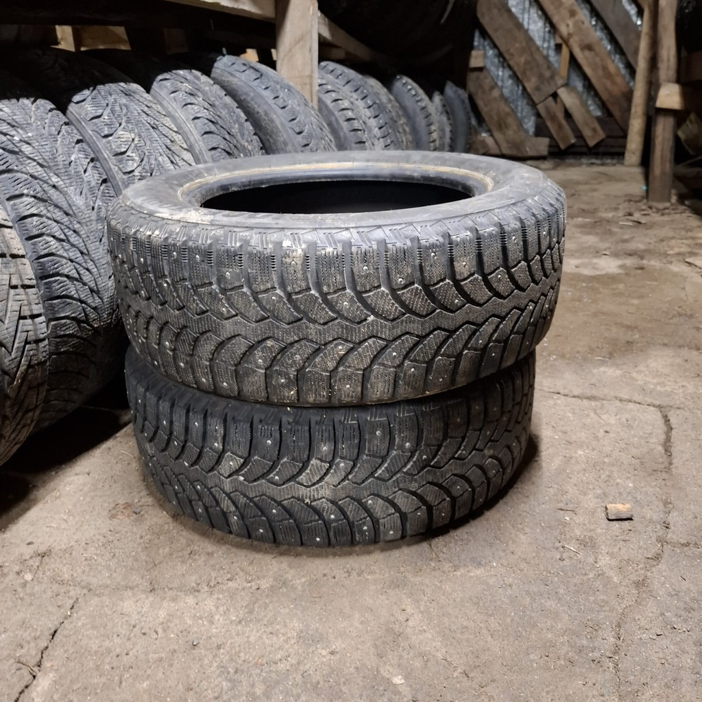 215/60R16 99T XL Bridgestone Blizzak Spike-01 Käytetty nastarengas 6-7mm DOT-15
