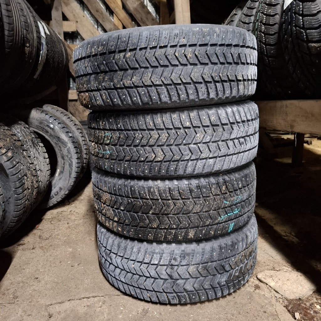 215/60R16 99T XL Vredstein Arctrac Käytetty nastarengas 5-6mm DOT-16