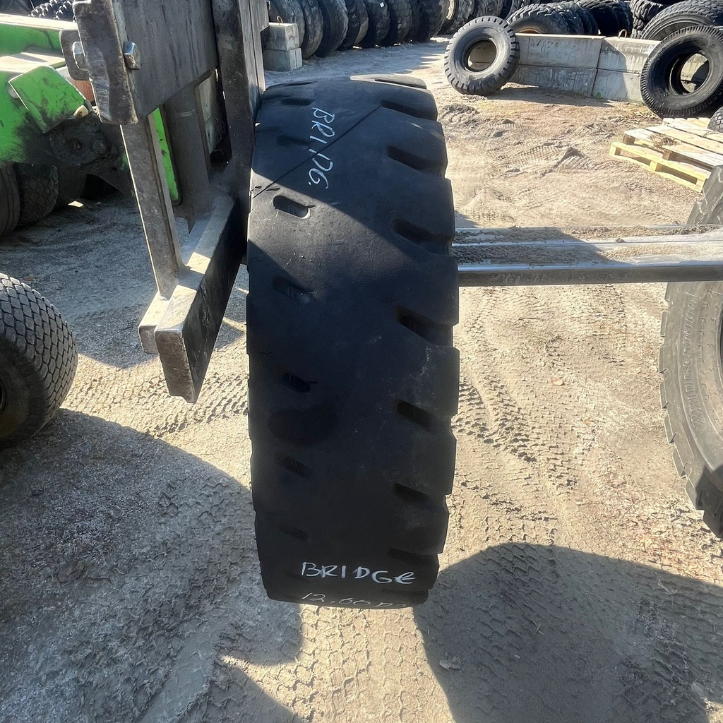 12.00R20 176A5 Bridgestone V-Steel Container Handler 55 käytetty työkoneen rengas 12/25mm laitakulunut