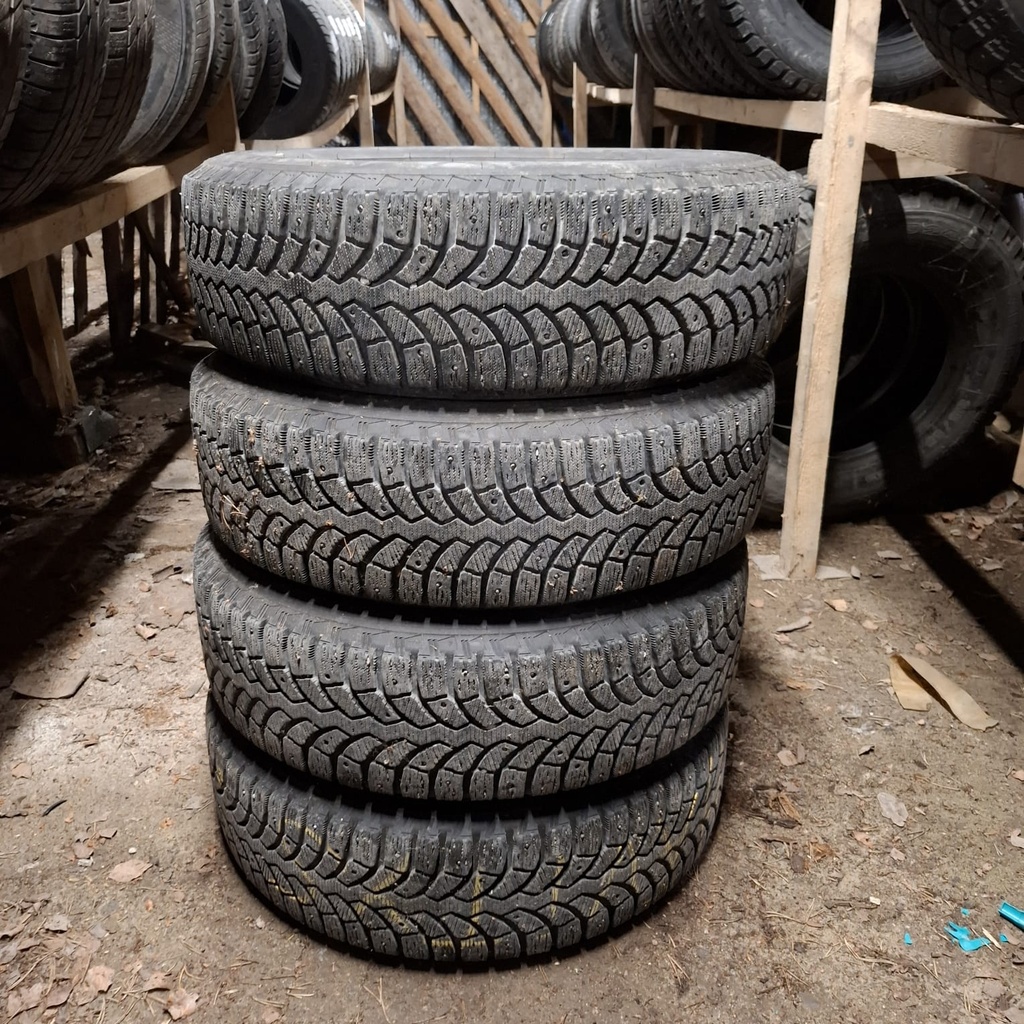 215/70R16 100T Bridgestone Blizzak Spike-01 Käytetty nastarengas 6,5mm DOT-13 (nastoja lähtenyt)