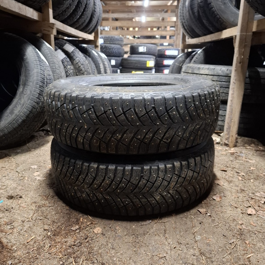 215/70R16 100T Michelin X-Ice North 4 SUV Käytetty nastarengas 5mm DOT-20