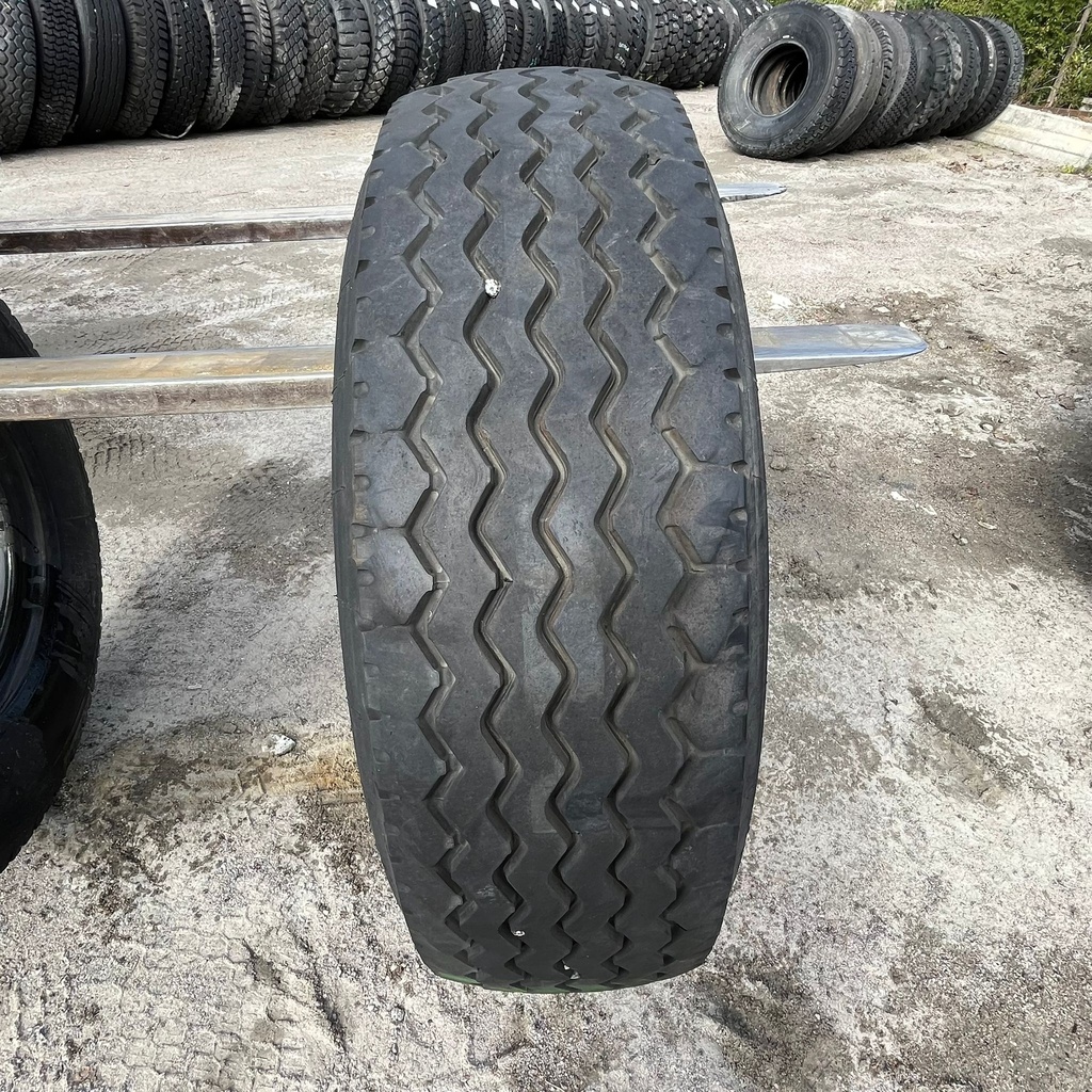 13/80R20 18PR SEMPERIT STC Käytetty KA-rengas trailer 9mm DOT-91