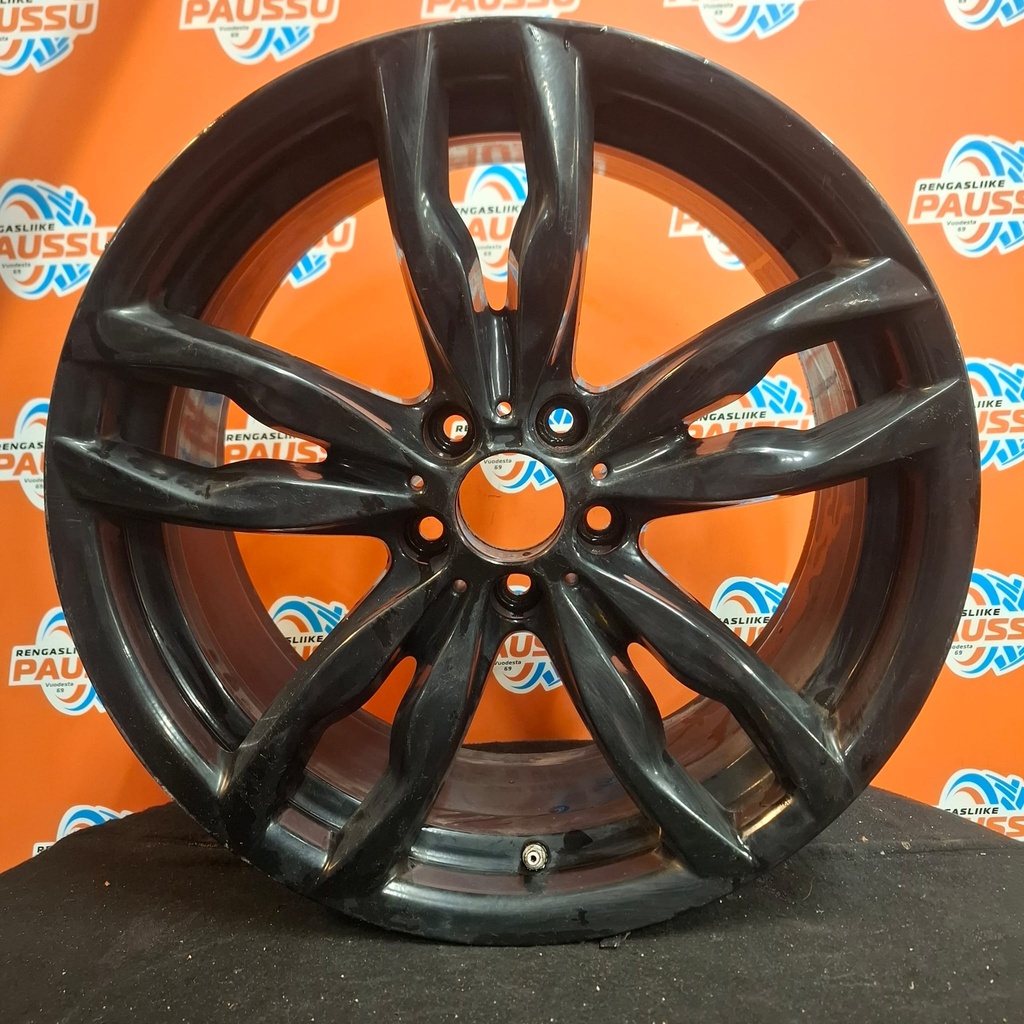 Käytetty BMW M Double Spoke 434 vannesarja 5x120 ET33 8,5x20" ja ET44 9x20" KR72,6 (vanteet pulveri maalattu mustaksi)