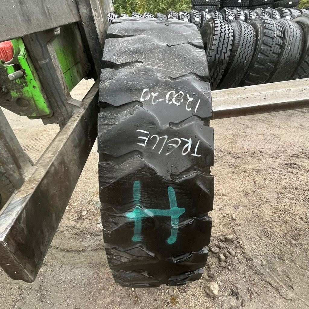 12.00-20 20PR Trelleborg T-900  Käytetty työkoneen rengas 12mm DOT-19 (Epätasaisesti kulunut)
