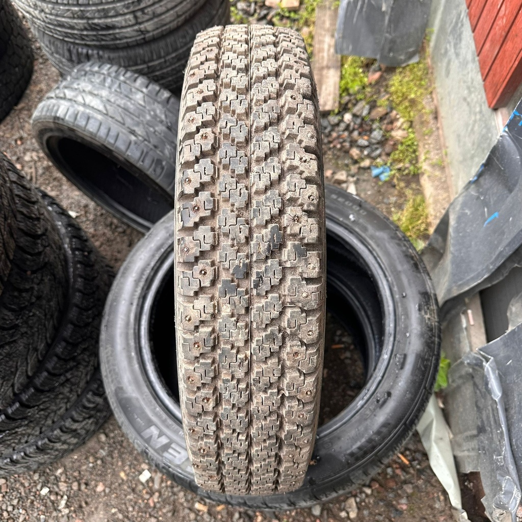 165/80R15 Pinnoitettu Käytetty nastarengas 8mm Vanha (vaatii sisärenkaan)