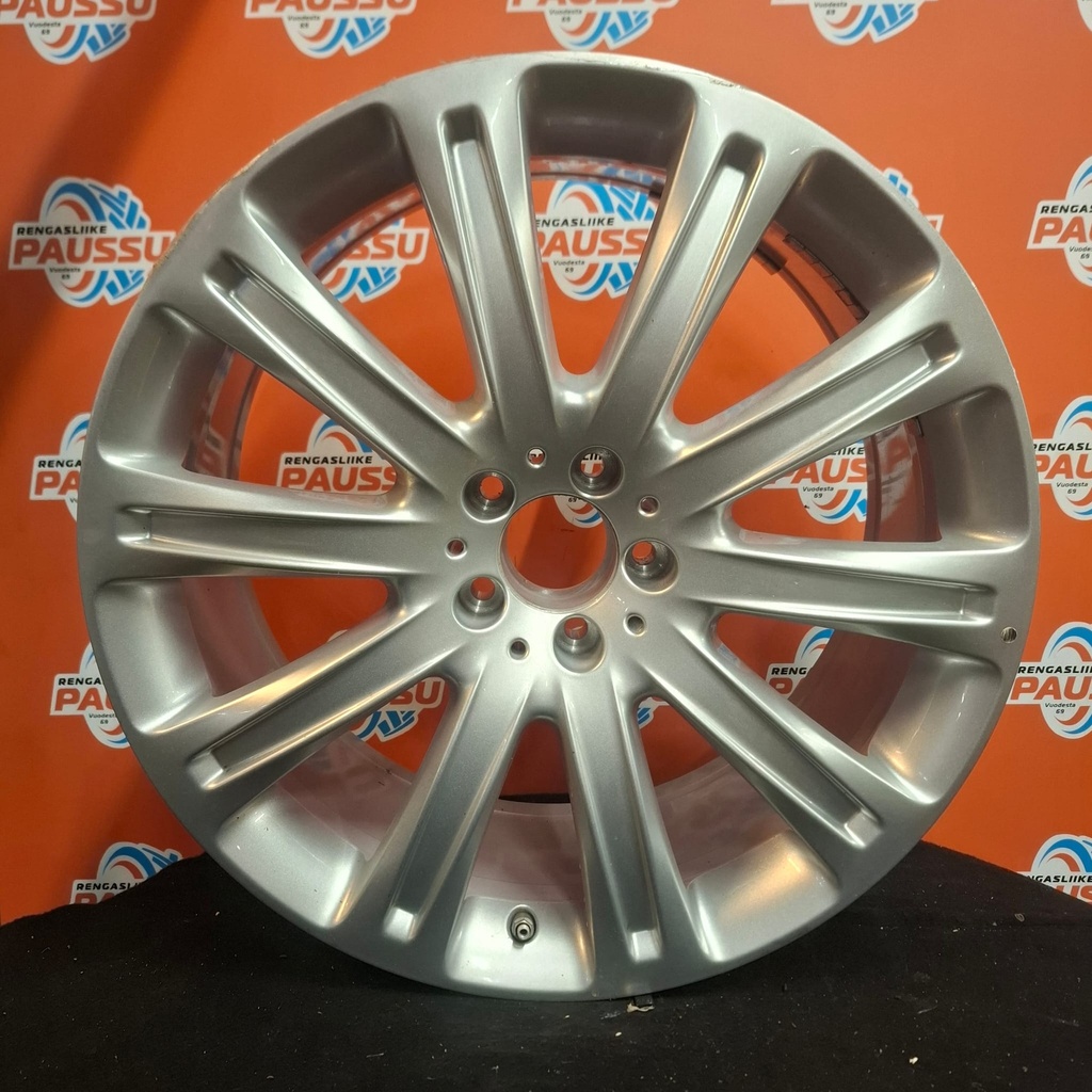 Uusi MB GLE/ML vannesarja 5x112 ET29 KR66,6 8,5x20" (renkaat käyneet vain päällä) (yhdessä vanteessa varastoinnissa tullut jälki)