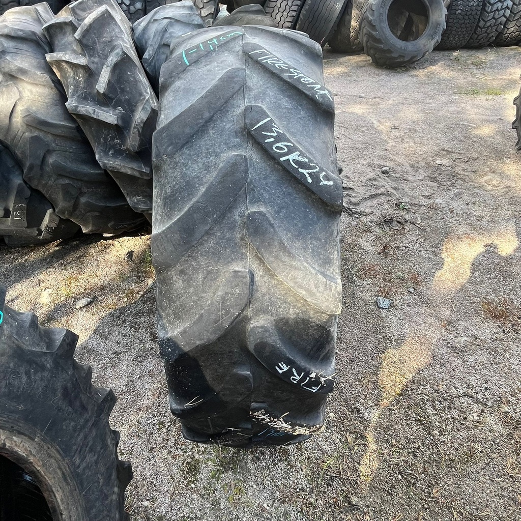 340/85R24 (13.6R24) 125D FireStone Performer 85 Käytetty rengas 11mm (Vanha, Kuivumaa, Asennus sisärenkaalla)
