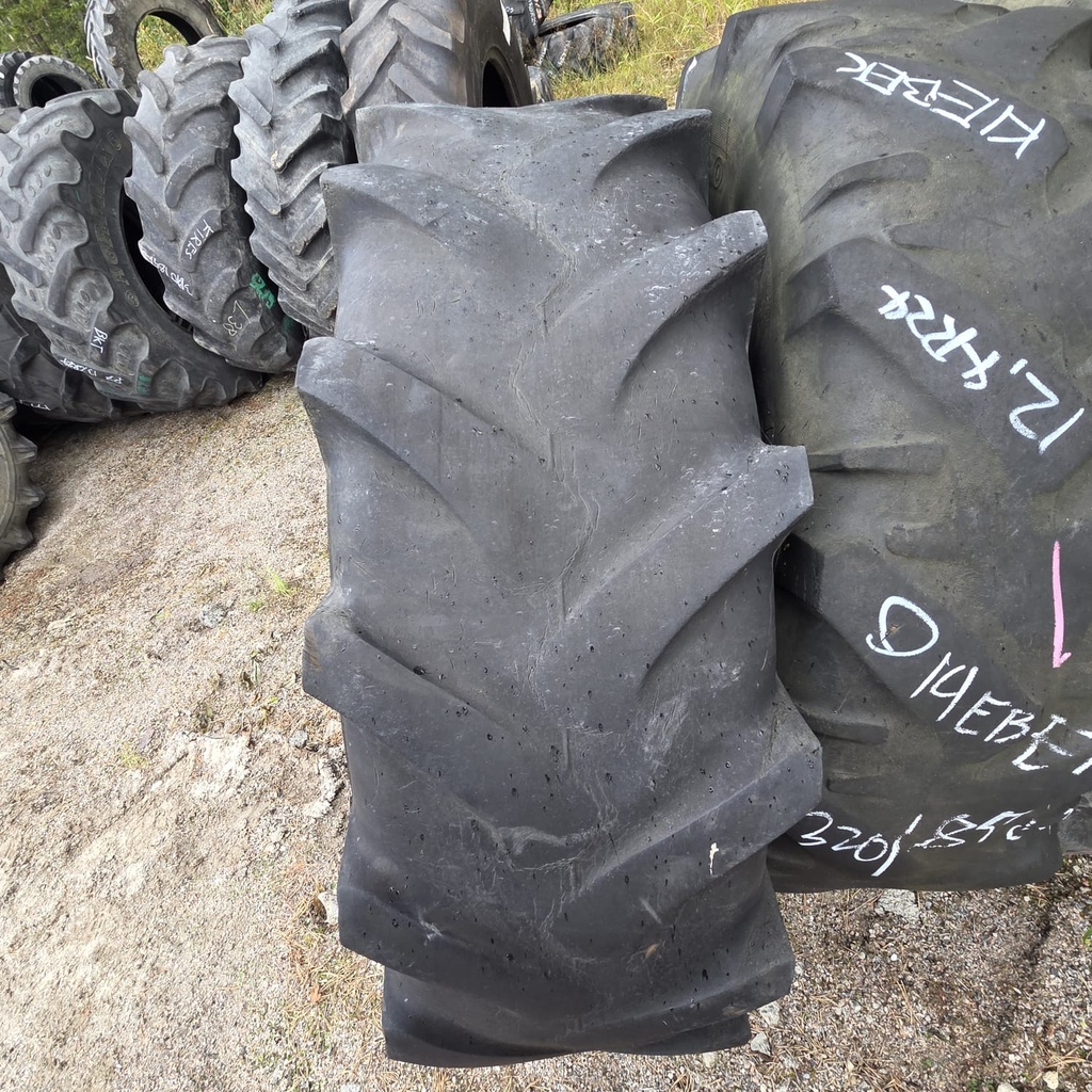 320/85R24 (12.4R24) 122A8 Mitas RD-01 Radial Drive Käytetty rengas Sileä DOT-10 (Kuivumaa, Asennus sisärenkaalla)