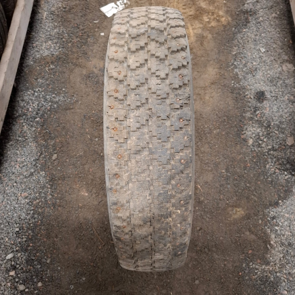 175/75R16C 101/99N Pinnoitettu Käytetty nastarengas 6mm DOT-93