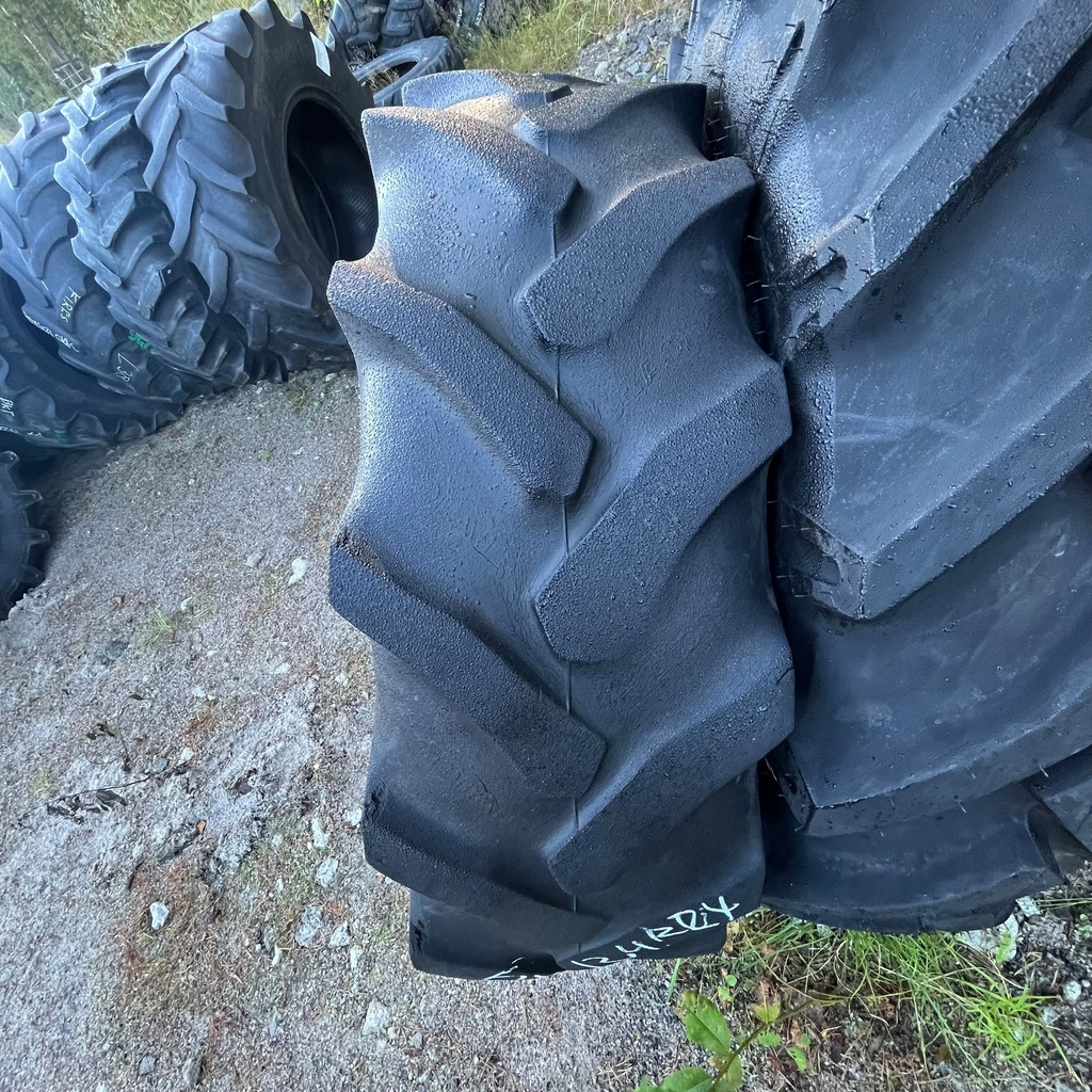 320/85R24 (12.4R24) 119A8 GoodYear Super Traction Käytetty rengas 6mm (Vanha, Pientä kuivumaa))
