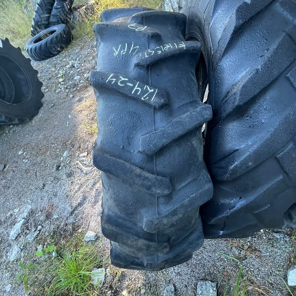 4PR FireStone All Traction Field & Roaf Käytetty rengas 15mm (Vanha, Kuivumaa)
