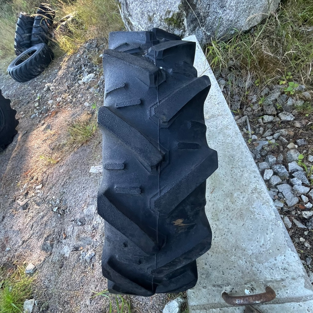 320/85R24 (12.4R24) 6PR Kleber Super 30 Käytetty rengas 19mm (Vanha, Asennus sisärenkaalla.)