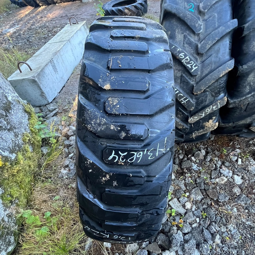 340/85R24 (13.6R24) 121A8 Taurus Pinnoitettu Käytetty rengas 11mm