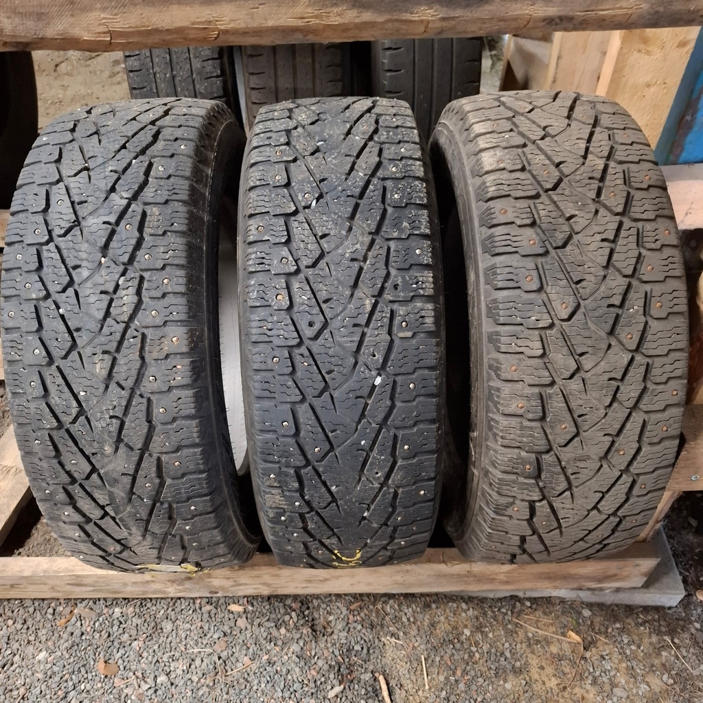 215/60R16C 108/106R Nokian Hakkapeliitta C3 Käytetty nastarengas 6mm DOT-15 ja -18