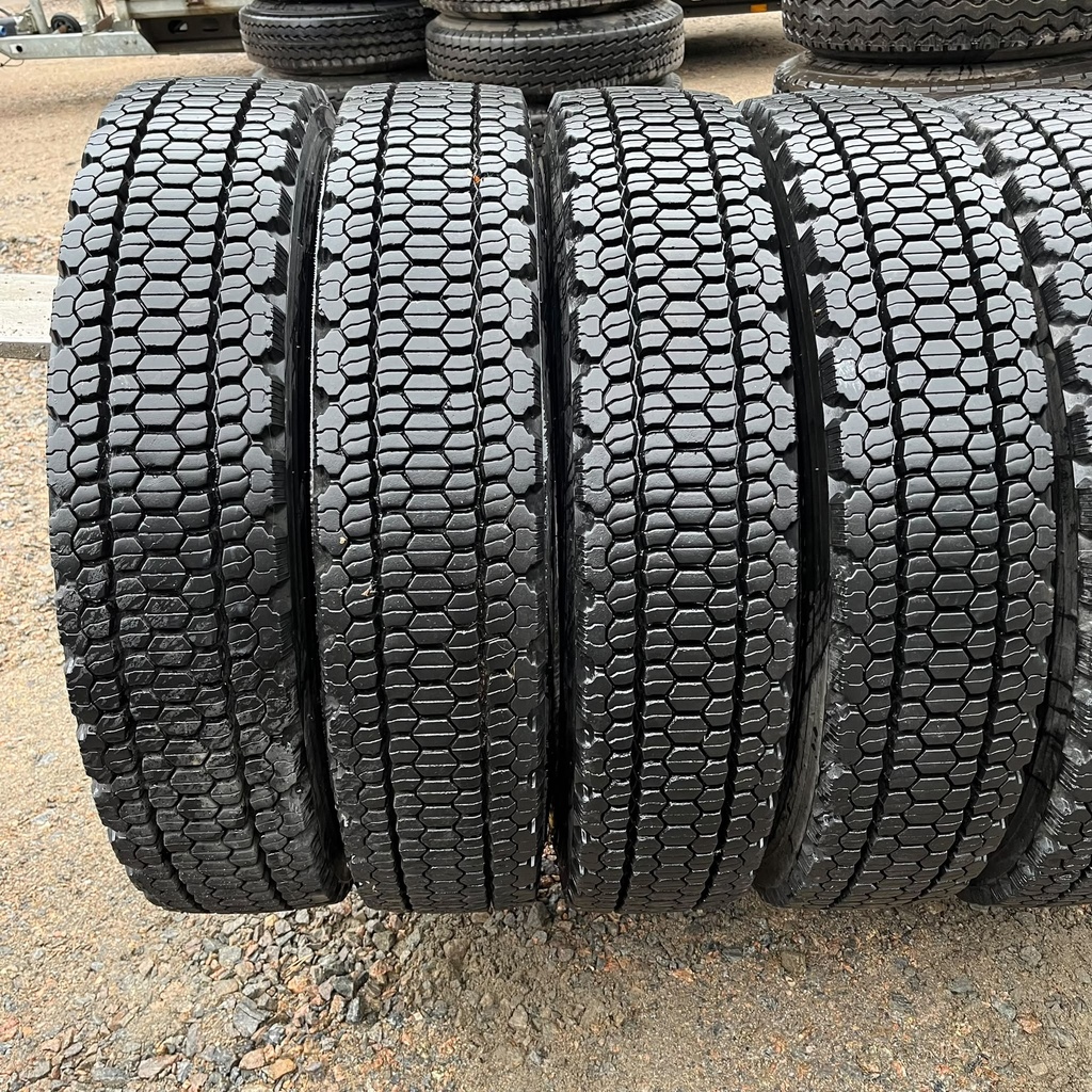 7.50R20 12PR Bridgestone W950 Käytetty KA-rengas veto 15mm DOT-00