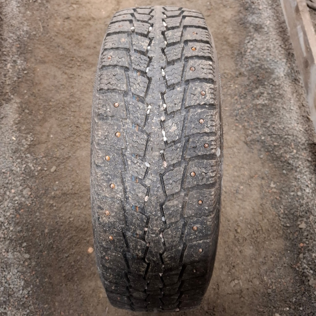 215/65R16C 109/107R Kumho PowerGrip KC11 Käytetty nastarengas 7,5mm DOT-12
