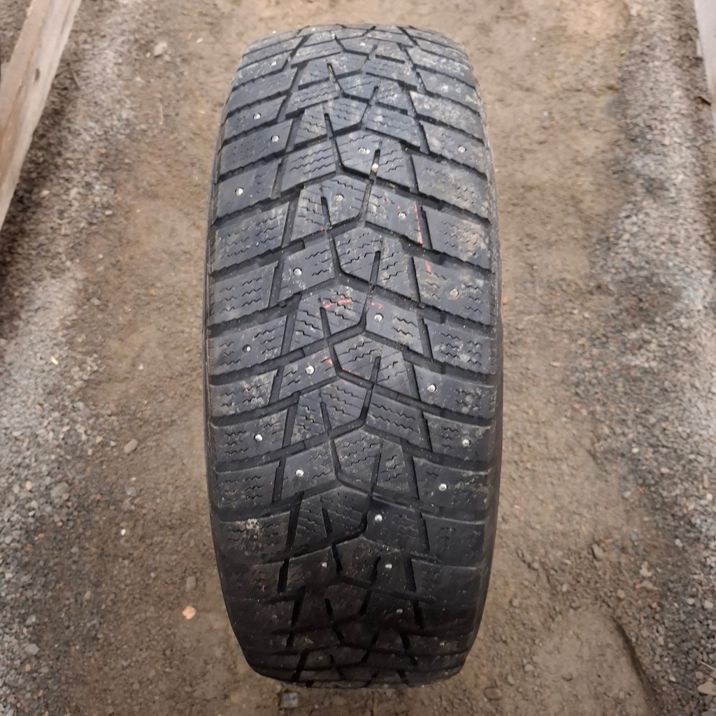 215/65R16C 109/107R Hankook Winter I*Pike LV RW15 Käytetty nastarengas 6,5mm DOT-23