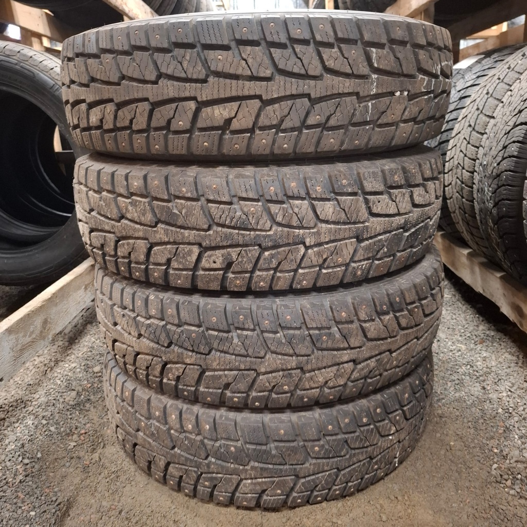 215/75R16C 116/114R Hankook Winterpike LT RW09 Käytetty nastarengas 9-10mm DOT-20