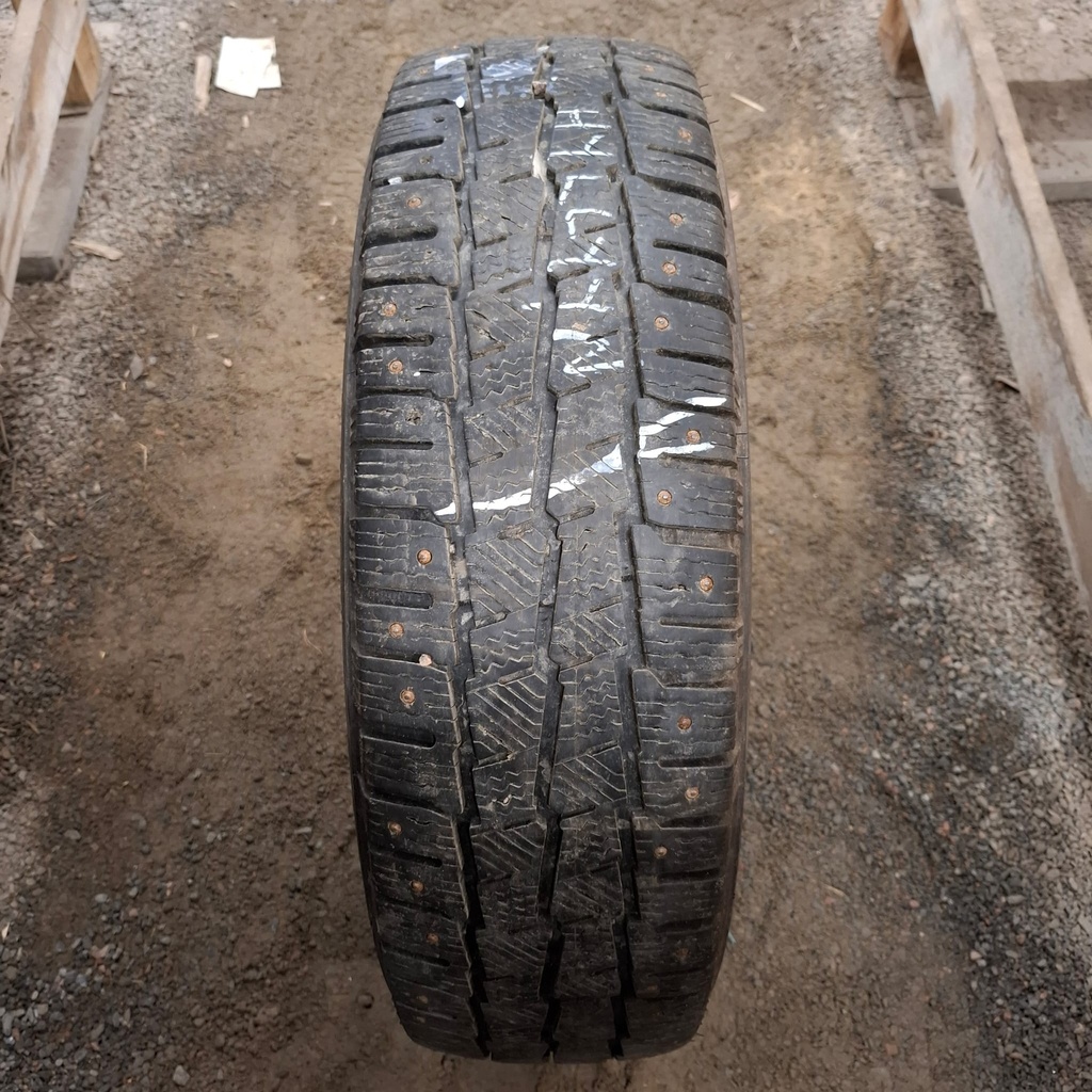 215/75R16C 116/114R Michelin Agilis X-Ice North Käytetty nastarengas 7mm DOT-17