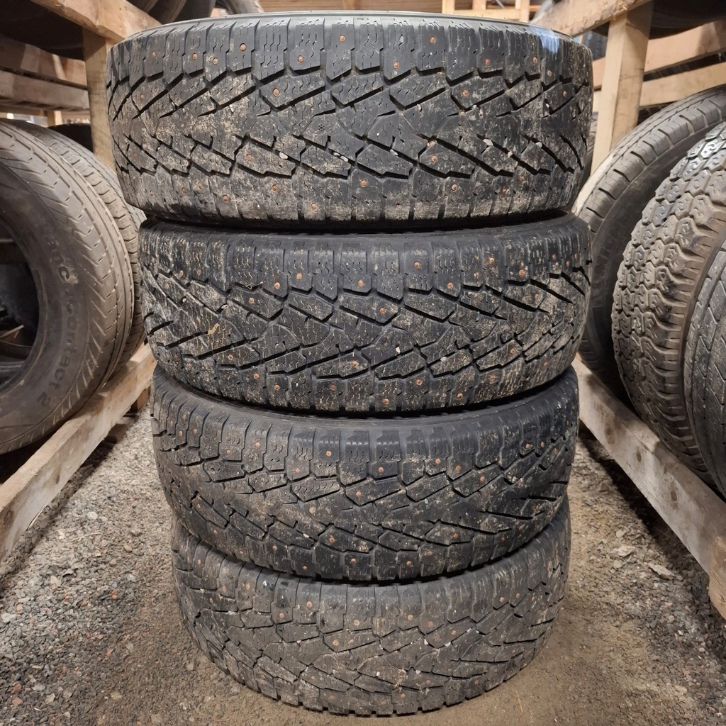 215/60R17C 109/107R Nokian Hakkapeliitta C3 Käytetty nastarengas 6-7mm DOT-17 ja -20