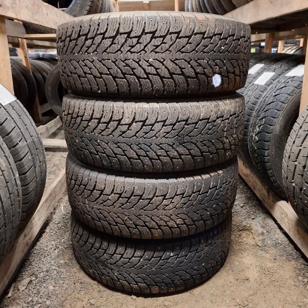 235/65R16C 121/119R Hakkapeliitta C4 Käytetty nastarengas 9,5-10mm DOT-22