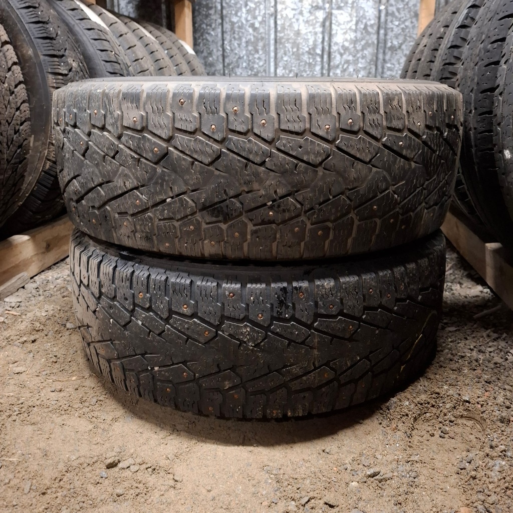 235/65R16C 121/119R Nokian Hakkapeliitta C3 Käytetty nastarengas 5,5-6,5mm DOT-19 ja-20