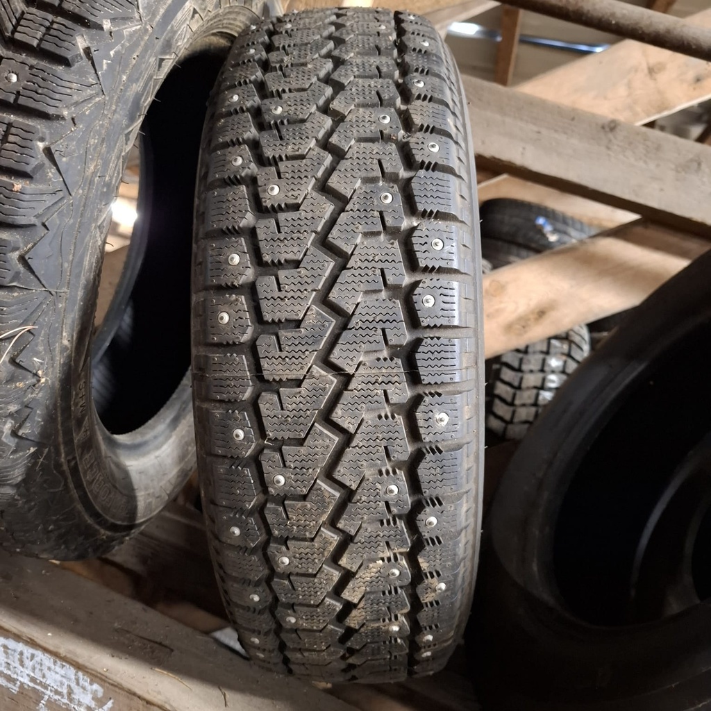175/65R14 82Q Yokohama Guardex 700 Käytetty nastarengas 7mm DOT-06