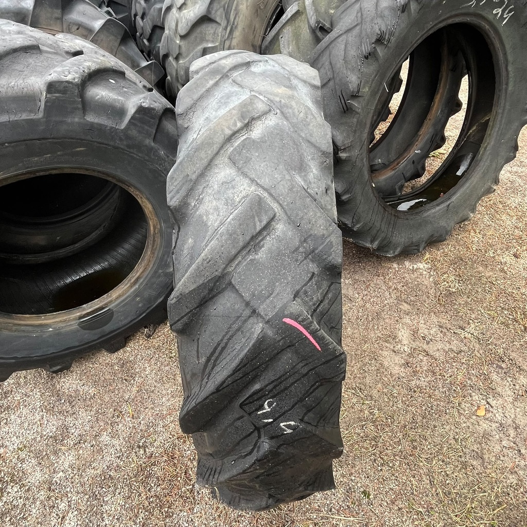 9.5-24 10PR GoodYear Sure Grip Tractor Käytetty rengas  5mm (Vanha, Halkeilua, kulunut epätasaisesti) EI TAKUUTA