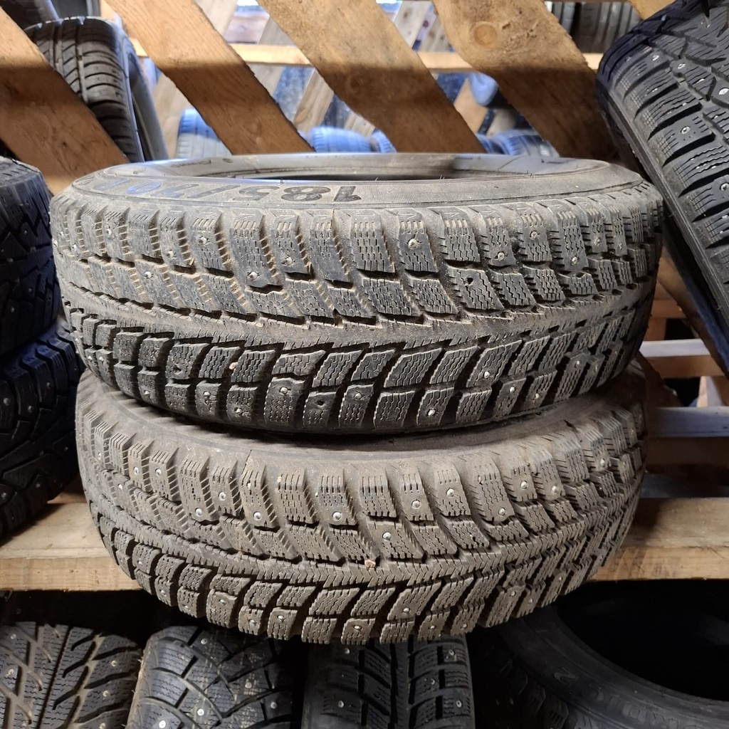 185/70R14 88T Pinnoitettu Käytetty nastarengas 7-8mm Vanha