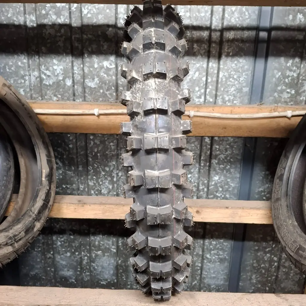 90/100-16 51M NHS Pirelli Scorpion MX32TM Mid Soft Käytetty MP-Rengas Ajamaton DOT-22