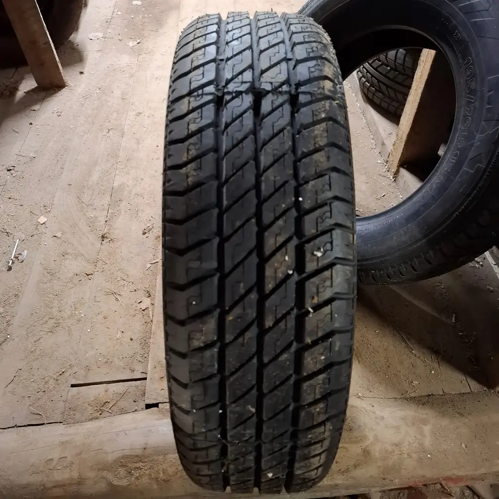 195/70R15 97Q Pinnoitettu Ajamaton Käytetty kesärengas DOT-05
