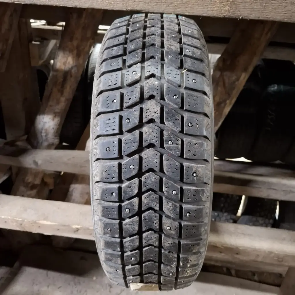 185/65R15 88T Dayton DW700 Käytetty nastarengas 6-7,5mm DOT-06